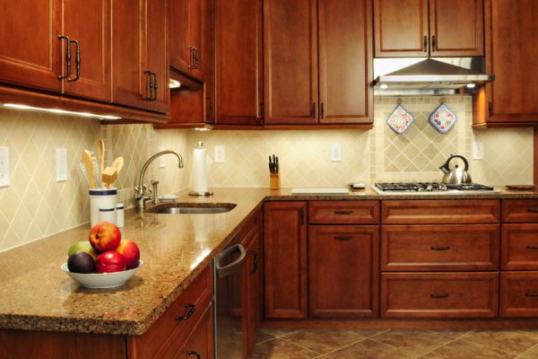 Кухня может быть «пенсионерской», даже если хозяйка отлистала приличную сумму дизайнеру, разбираемся, какая вытяжка сделает интерьер современным