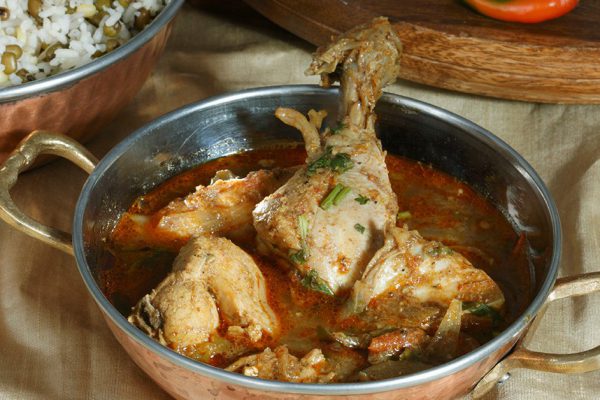 Как стушить курицу с луком на сковороде