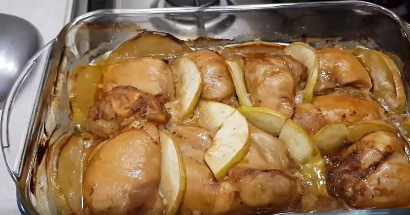 курица с яблоками на сковороде