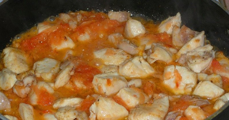 жареная курица в вине