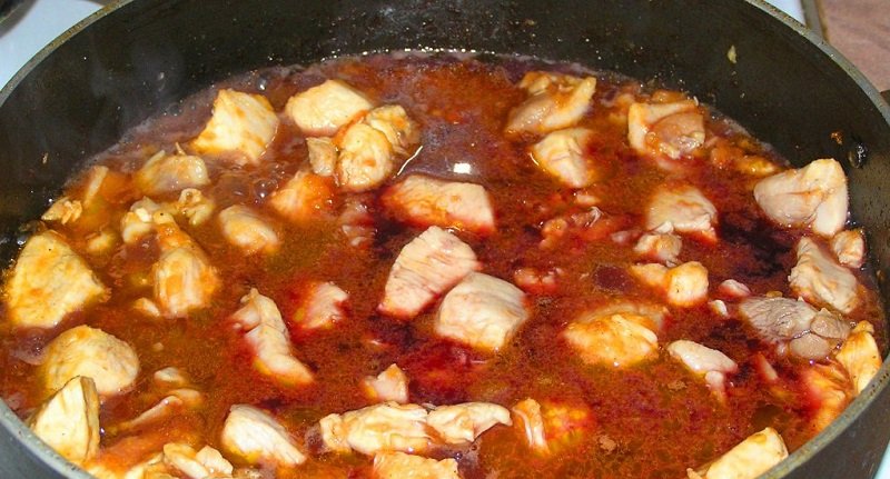 жареная курица в красном вине
