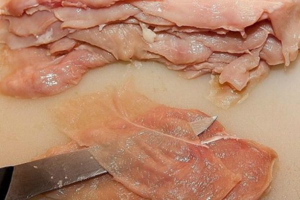 Сочнейшее блюдо из куриного филе готовится практически само: нужно лишь порезать продукты…