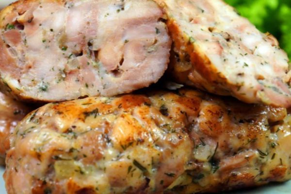 Магазинную колбасу не покупаю, вместо этого беру куриные окорочка и готовлю домашнюю