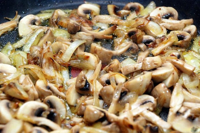 грибы с луком на сковороде