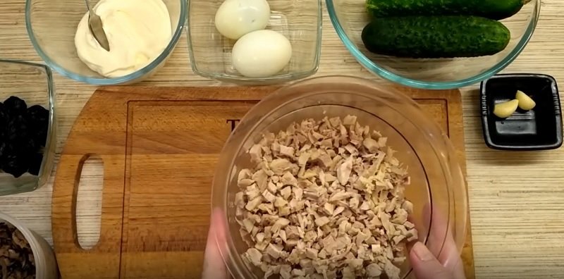 куриный салат с грибами