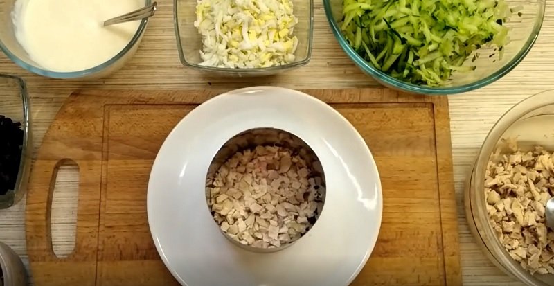 куриный салат с грибами
