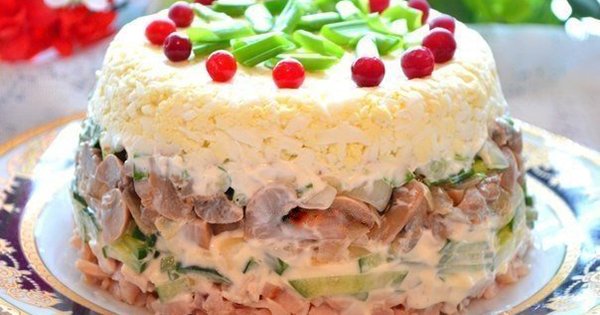 Этот куриный салат с грибами станет твоим фаворитом на праздничном столе. Вкуснейшая закуска!