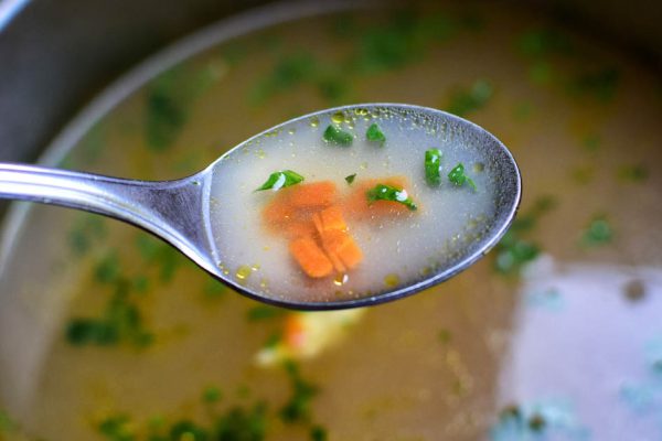 Польская бабушка Зофья поделилась со мной всеми премудростями варки бульона, теперь получается очень вкусно