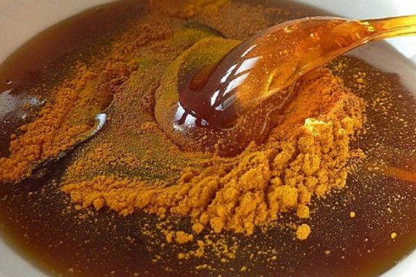 Кому и зачем нужно добавить куркуму и мёд в рацион