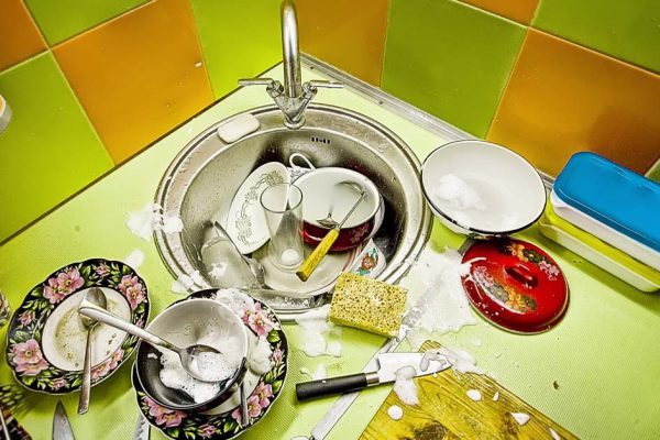 Возмущение работающего мужа, за которым не моют тарелки женщины в доме