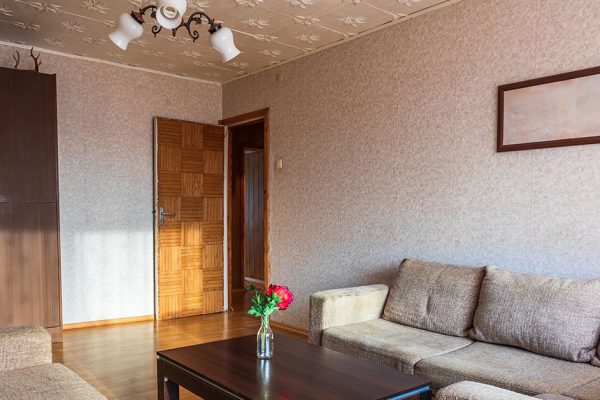 Ситуация с хитрым братом, что требует денег за свою долю квартиры