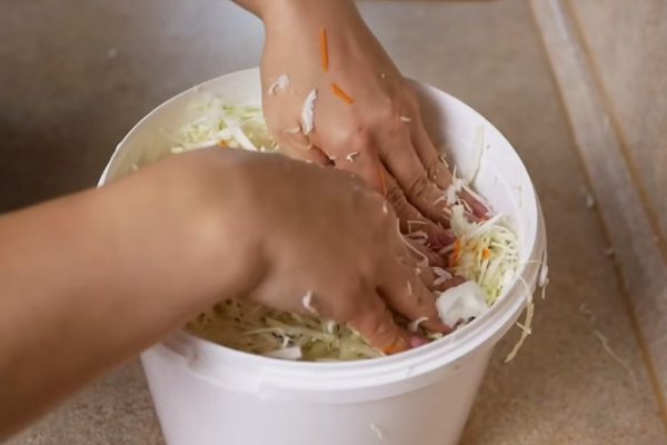 Хрустящая капуста без заморочек, для которой цыганка особенно тонко шинкует капусту