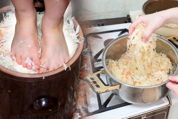 В начале весны нутрициолог активно квасит капусту, ценный продукт, что вернет к жизни даже самых хилых граждан