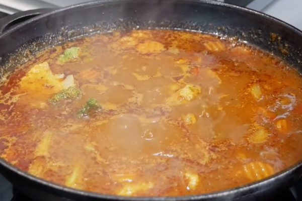 Прекрасная хозяйка Галина готовит лучший в мире лагман, ловко управляется с домашней лапшой