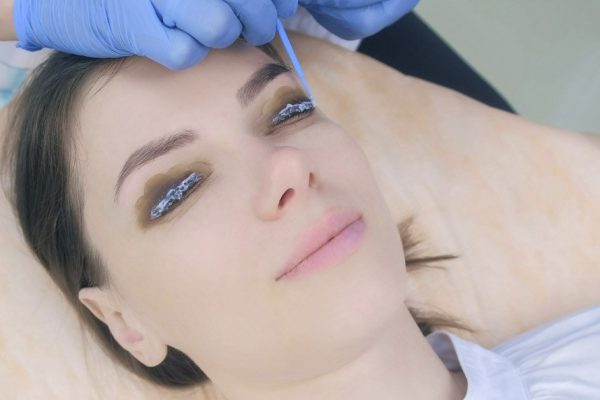 Администратор салона красоты показала, как заламинировать ресницы дома лучше, чем в салоне