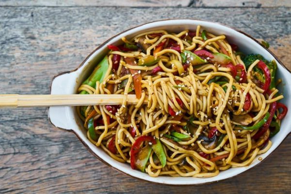 Гости в шоке: как из упаковки обычной лапши быстрого приготовления сотворить кулинарный шедевр