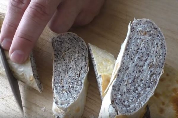 Как приготовить рулет из лаваша с творогом и маком