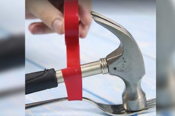 Просто примотай изолентой молоток к вилке! Незаменимое приспособление на кухне…