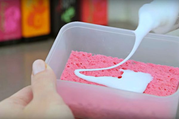 Стоит только намазать губку клеем ПВА, и ты сумеешь избежать хаоса в доме!