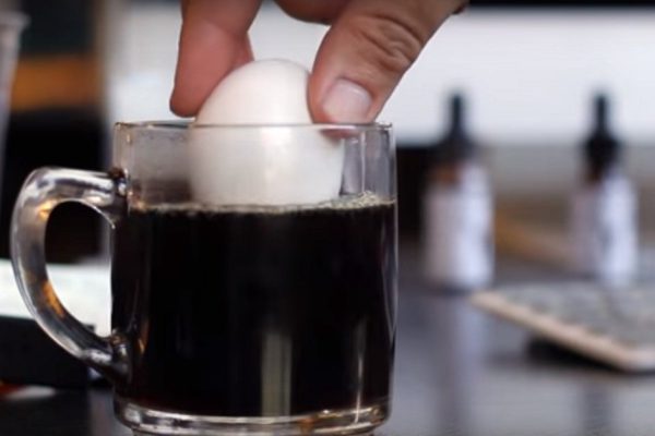 Это случится, если окунуть яйцо в чашку с кофе! Мало кто знает удивительный прием…