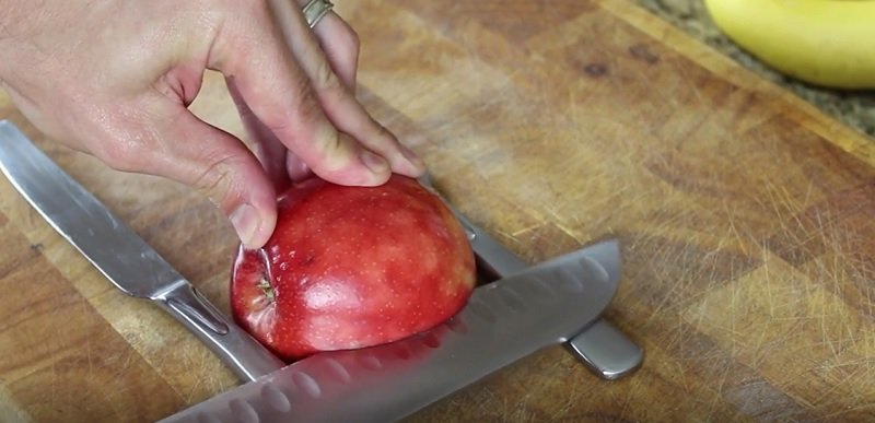 лебедь из яблока