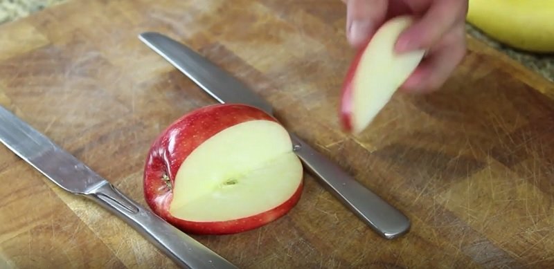 лебедь из яблока