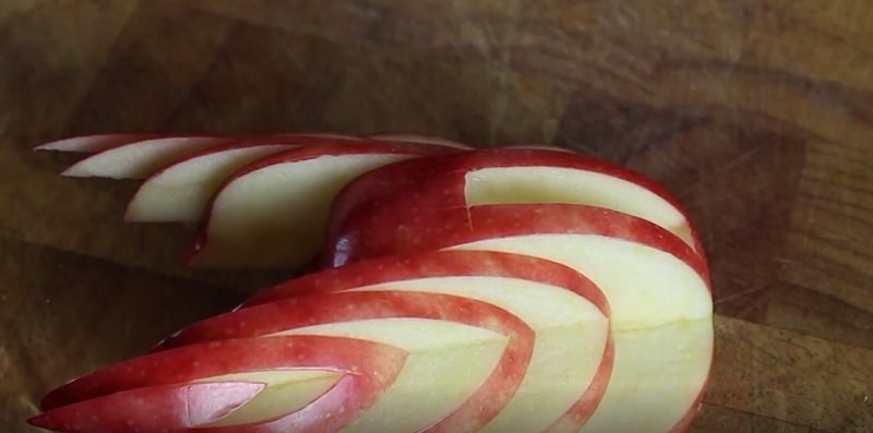 лебедь из яблока