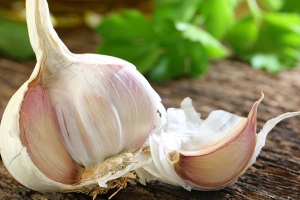 На ночь положи в ухо чеснок, а утром будешь приятно удивлен!