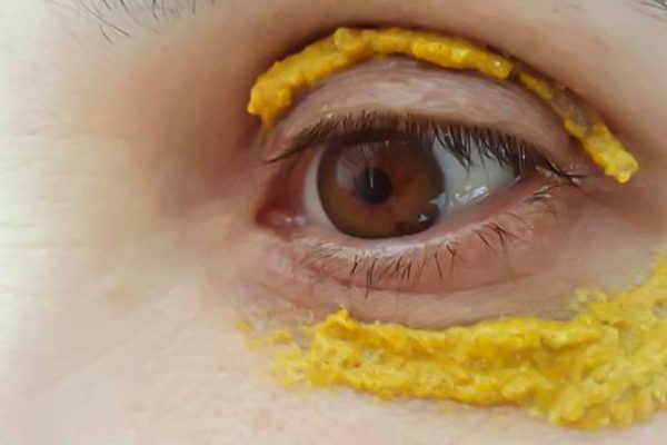 Она сделала это, чтобы избавиться от воспаления глаз… Средство, способное вернуть зрение.