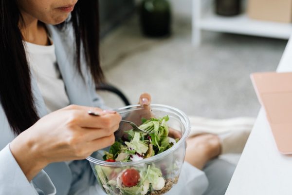 Объедаюсь салатами прямо на рабочем месте, чтобы к отпуску стать меньше на размер