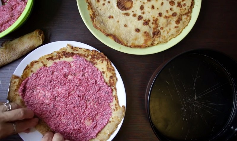 Sałatka bukiet róż z naleśników