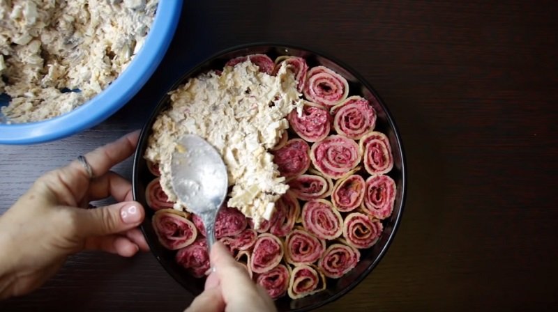 sałatka z kurczakiem i naleśnikami