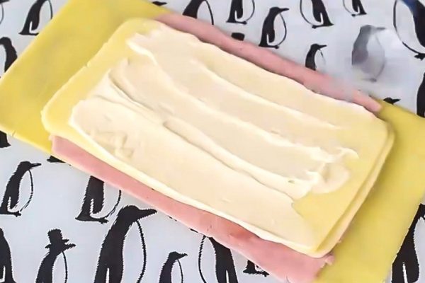 Она свернула в рулет сыр и ветчину, чтобы получить самое вкусное блюдо в мире!