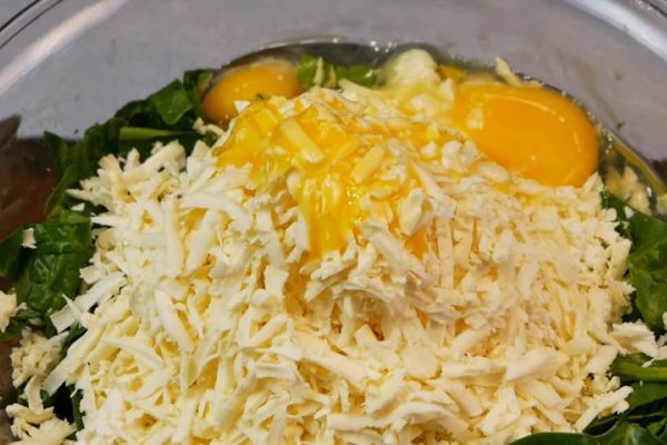 Работящая цыганка готовит ленивые хачапури, если добавка гостям нужна срочно