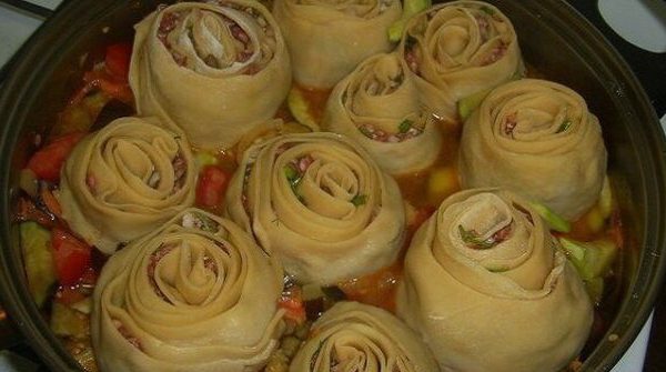 Традиционное азиатское блюдо по «ленивому» рецепту: аппетитные манты на овощной подушке.