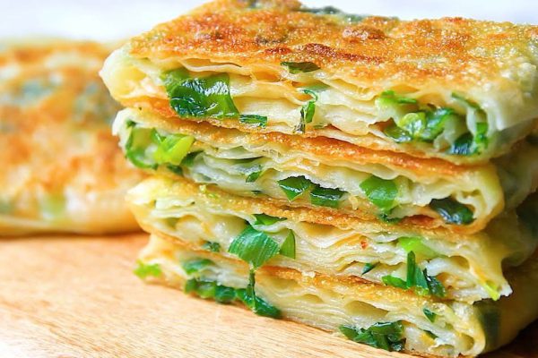 Муж котирует только горячий завтрак, радую любимого лепешками с зеленым луком, духовку не включаю