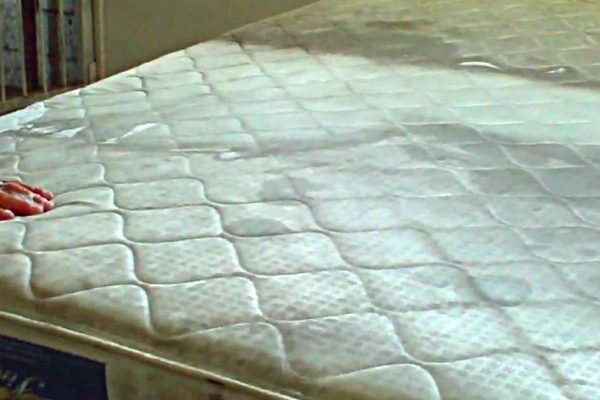 У семейной пары был шикарный матрац, но не было кровати… Вот что в итоге придумал муж-самоделкин!