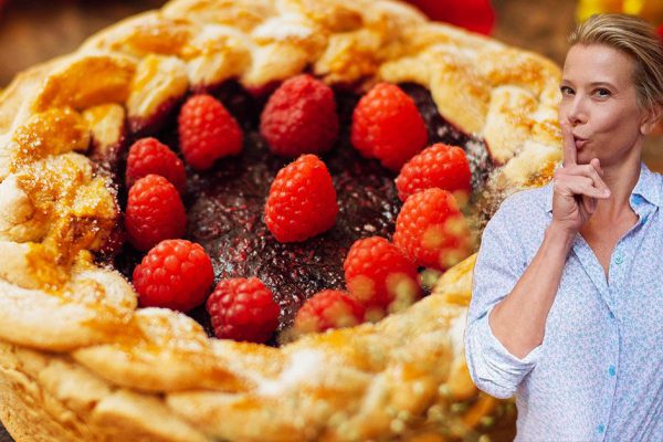 Бодрая Юлия Высоцкая готовит летние десерты, точно хозяйка в Неаполе