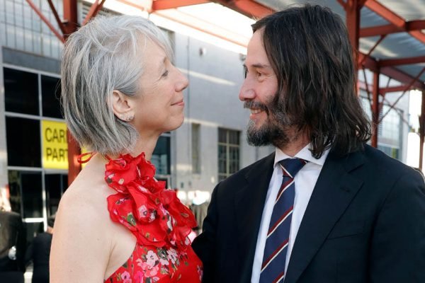 Киану Ривз нежно поцеловал свою седовласую возлюбленную на красной дорожке, умилив всех поклонников