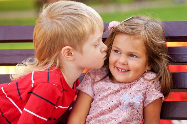 «Ваш мальчик совсем не милый, когда он лезет целовать мою дочь!» Если ребенок насильно обнимает и целует других…