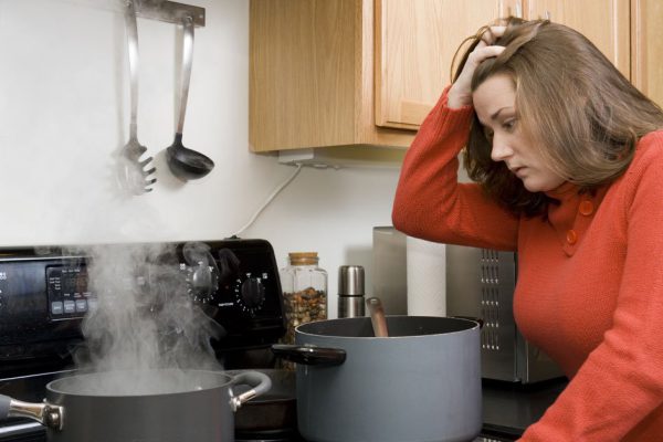 Муж постоянно насмехался над моими кулинарными провалами, теперь боюсь готовить и не знаю, как это перебороть