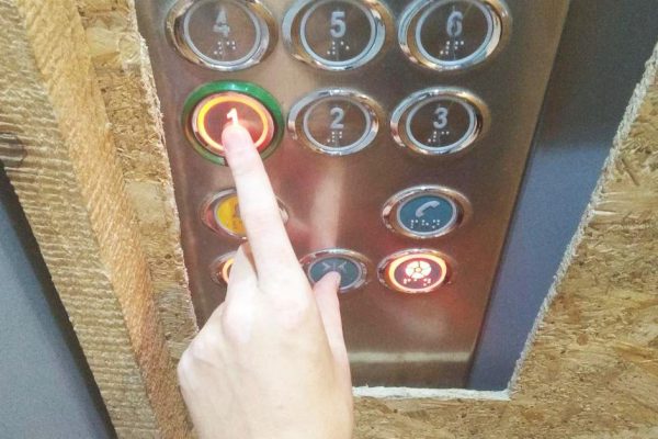 Почему при поездке в лифте нужно зажимать две кнопки и не отпускать до конца поездки