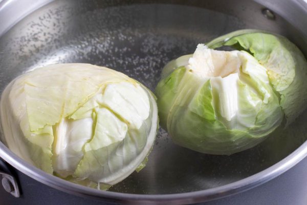 Что будет, если добавить уксус при варке капусты на голубцы в кастрюлю