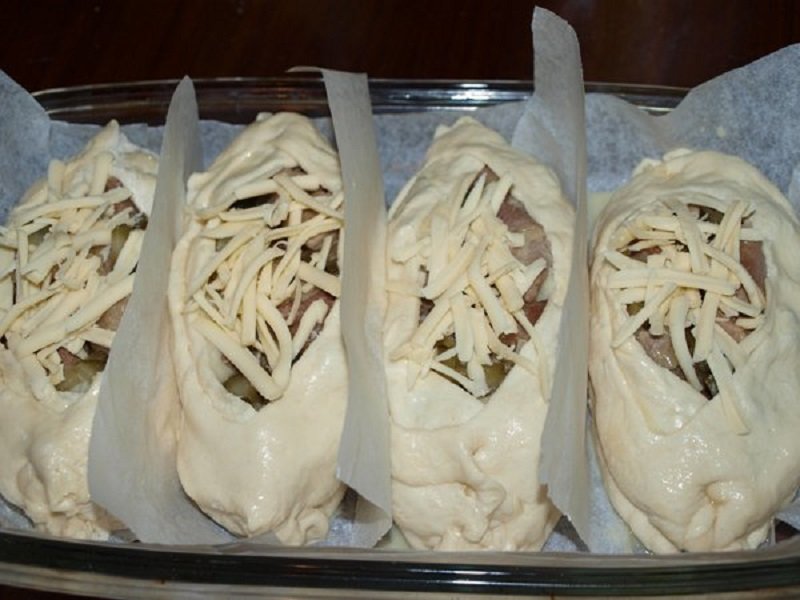 лодочки из слоеного теста с картофелем мясом и огурчиками