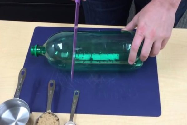 Он взял в руки нож и пластиковую бутылку. Теперь можно навсегда забыть об укусах комаров!