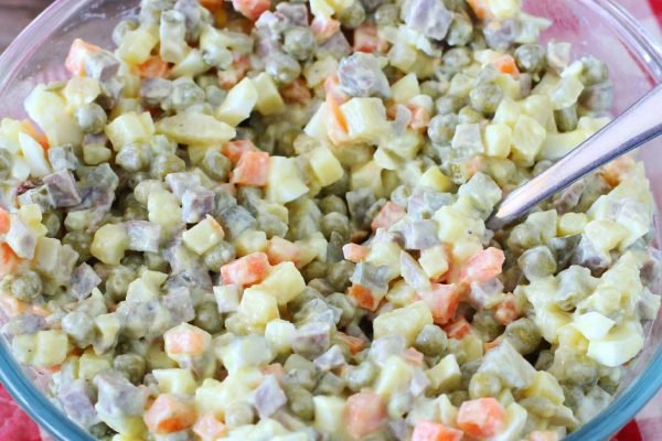 Приехала к родителям в гости, стол был накрыт шикарно, вот только в каждом салате торчала ложка, это позор хозяйке