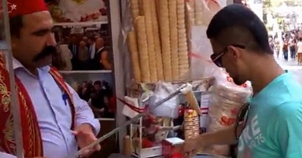 Лучший продавец мороженого в мире издевается над клиентами. Настоящий мастер своего дела!