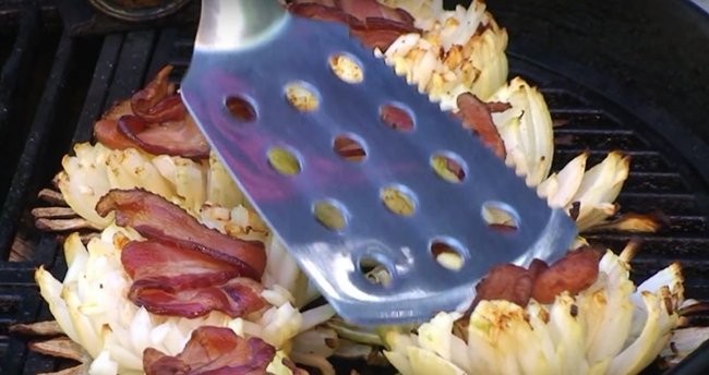 лук на гриле