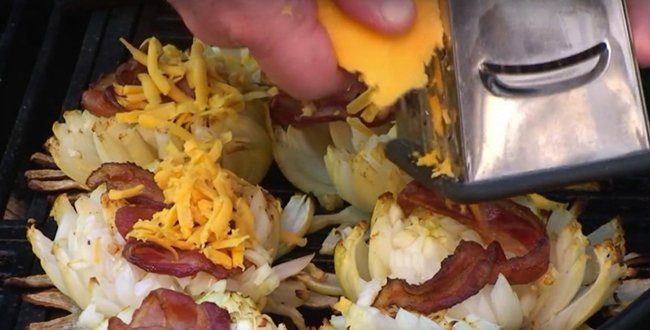 лук на гриле