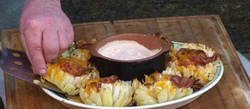 лук с беконом и сыром на гриле